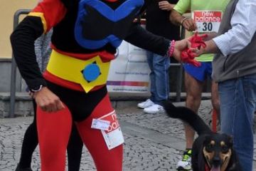 Un concorrente della Comic Run e il suo fedelissimo assistente alle prese con i nostri "severissimi" giudici